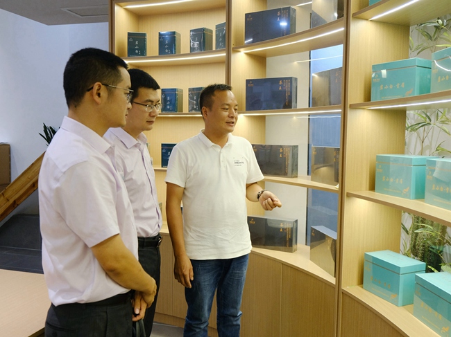 农行政和支行服务团队走访中国白茶城，对接商户需求