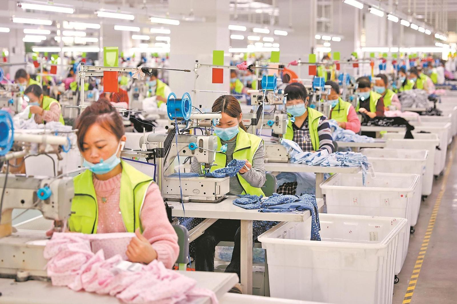 近日，在晋江市长泰服装制造有限公司生产车间，工人们正高效作业。这家企业专注针织内衣领域，规划建设5万平方米产业园区，通过智能生产线、物联网及5G技术，实现生产全流程透明化，以数智化转型释放新质生产力。（融媒体记者叶虹羽 陈晓东 摄）