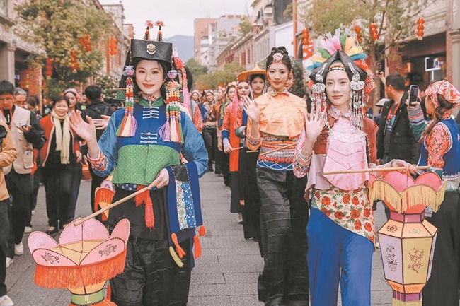 国际超模身着惠女服饰在泉州西街推介（惠宣）