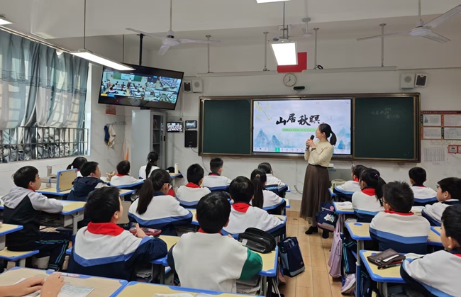 泉港区第二实验小学教育集团福炼学校语文老师正与其它乡村学校连线，开展“云端”授课