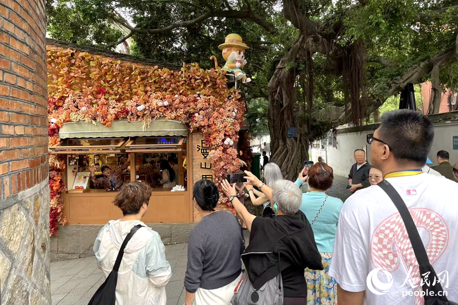 烟台山特色小店引达人打卡。人民网记者 林盈摄