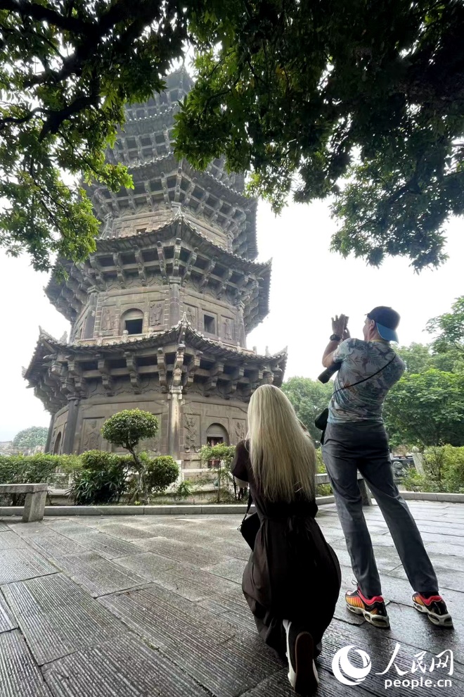 泉州开元寺中，中国建筑令外国“行家”称奇。人民网记者 林盈摄