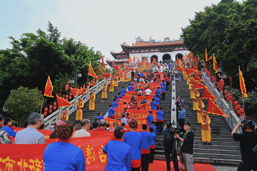 海内外150余家妈祖文化团体代表、近万名妈祖敬仰者共赴湄洲岛。程黎婷摄