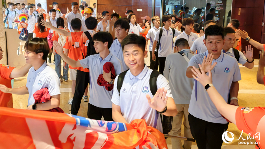 “闽超”厦门队球员踏上征途，球迷们夹道相送。人民网记者 陈博摄
