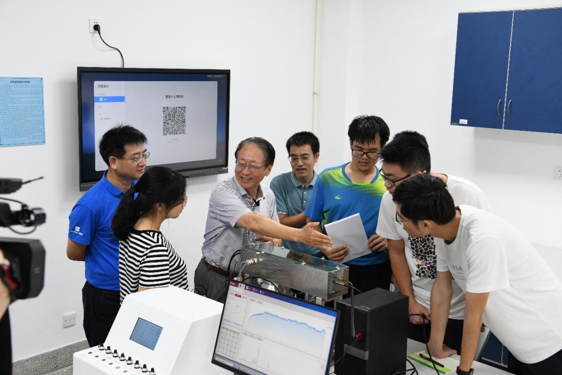 郑兰荪院士给师生讲解质谱仪工作原理