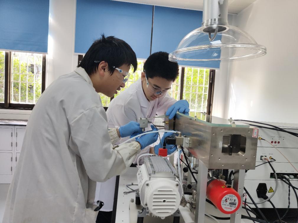 学生在进行质谱仪搭建实验