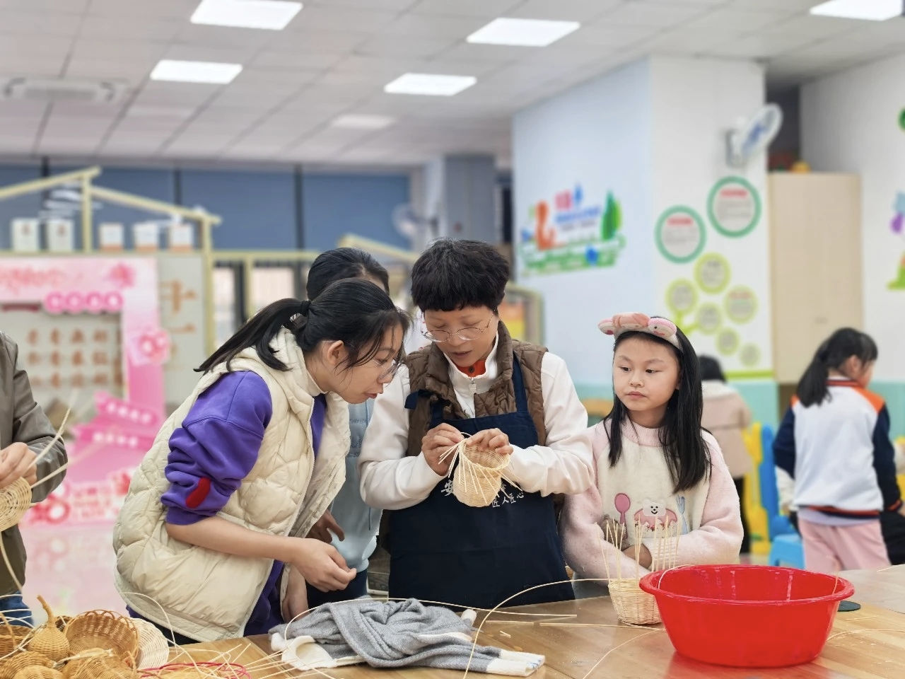 老艺人在银发人才工作站进行竹藤编非遗技艺教学