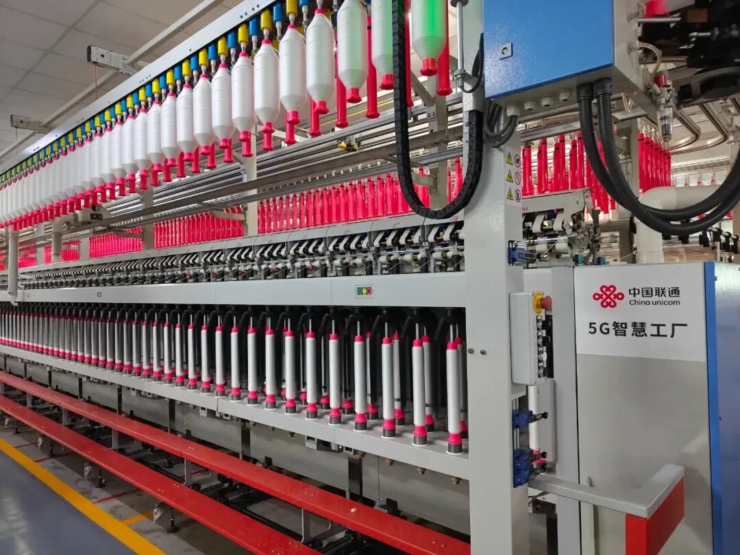 福建金源纺织5G智慧工厂，智能纺织机高速运转。长乐区委宣传部供图