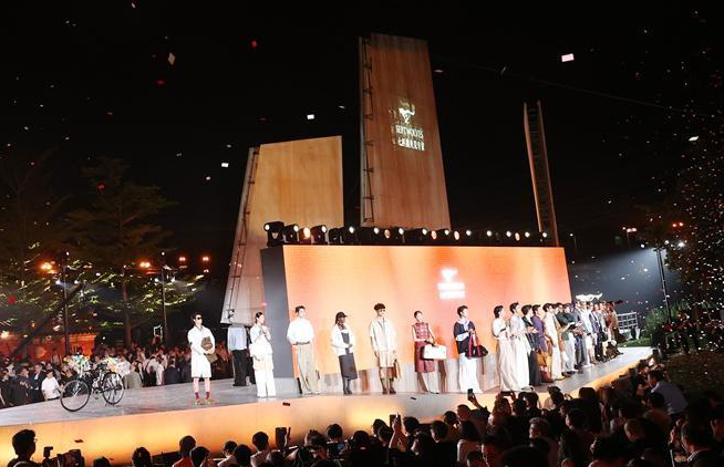 秀场以侨批文化为内核，以福船造型为舞台，尽显海丝侨乡风韵