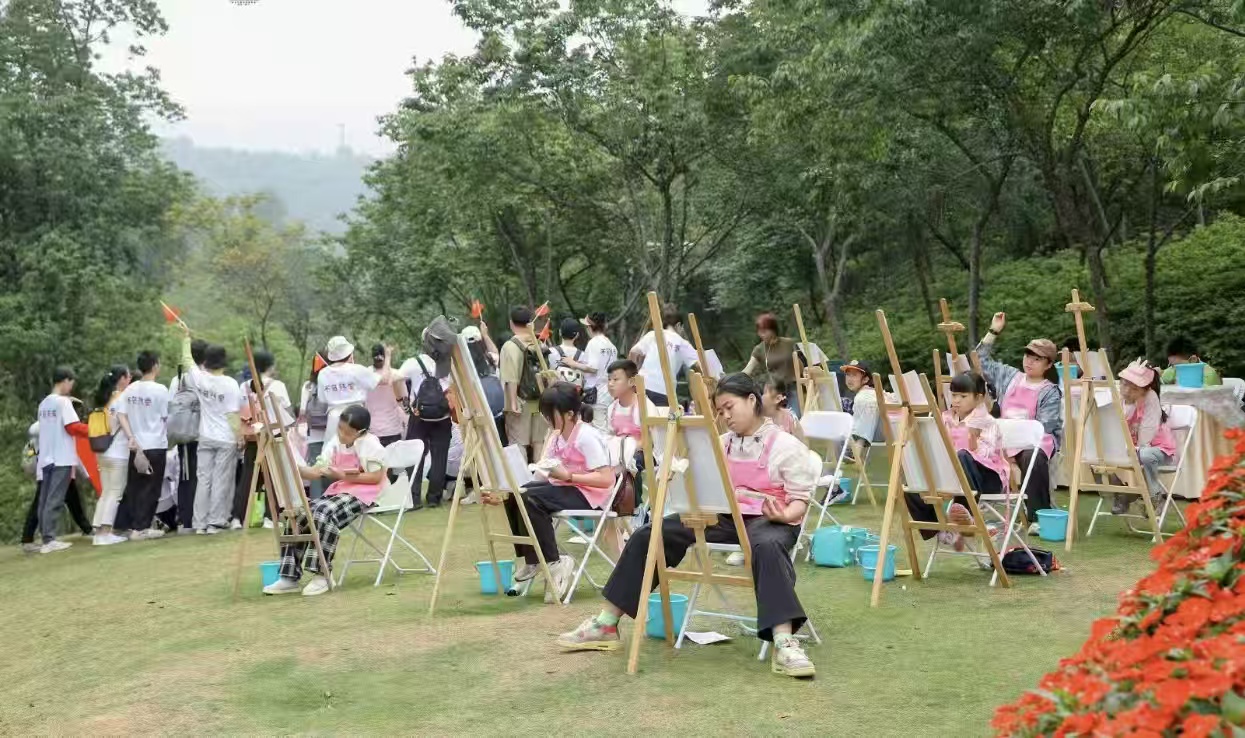 少儿美术爱好者现场作画