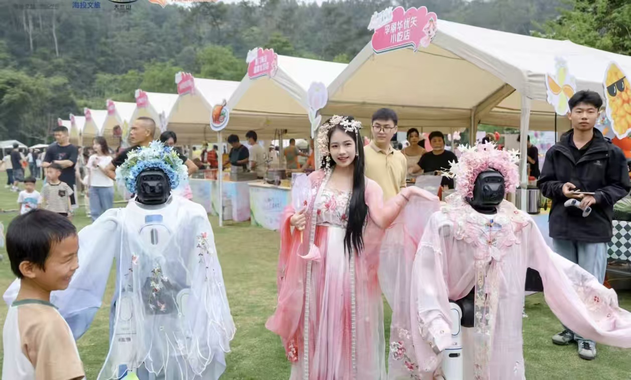 身着古装的人形机器人，将传统文化与科技智能融合，吸引市民游客拍照打卡