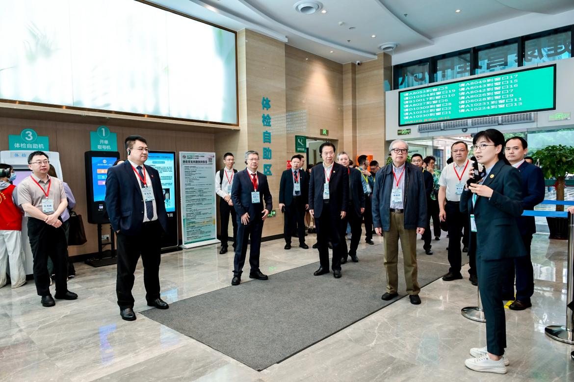 与会专家一行参观福建中医药大学附属第二人民医院健康管理中心