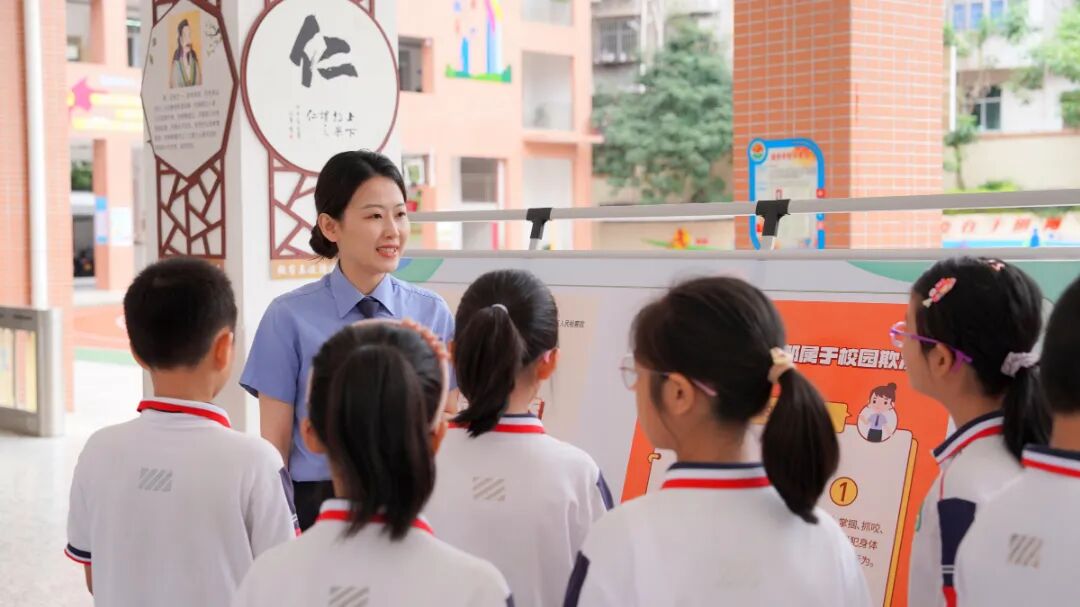 龙岩市人民检察院开展“法治进校园”普法宣传活动。龙岩市委组织部供图