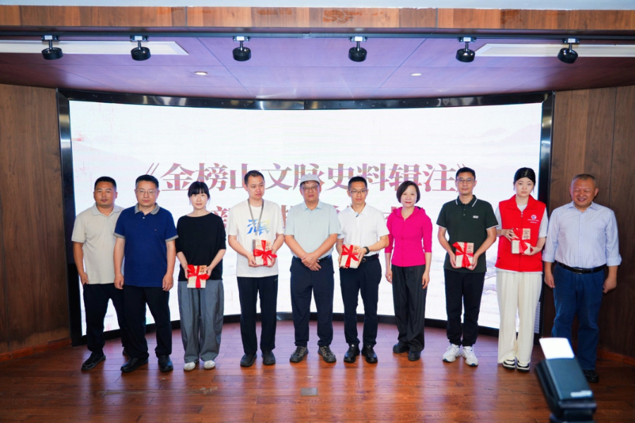 赠书仪式现场。主办方供图