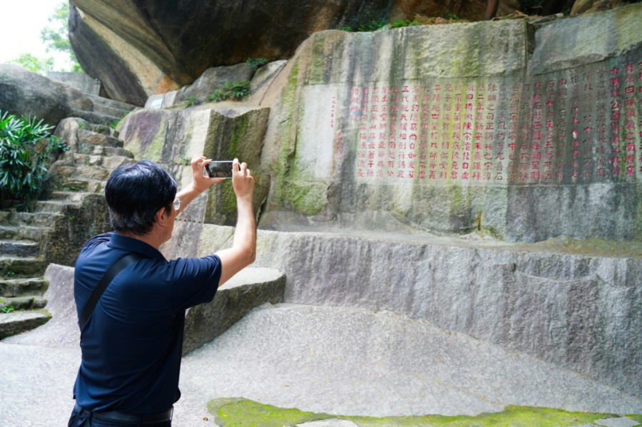 读者拍照记录碑刻。主办方供图