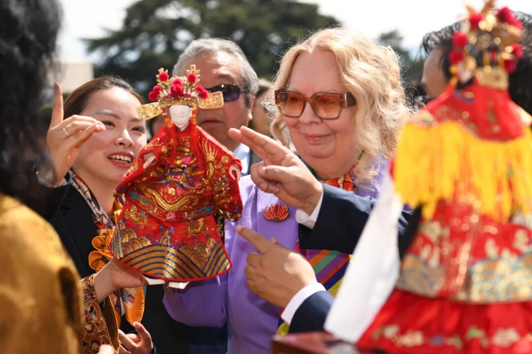 联合国日内瓦办事处总干事塔蒂亚娜·瓦罗瓦娅动手体验掌中木偶