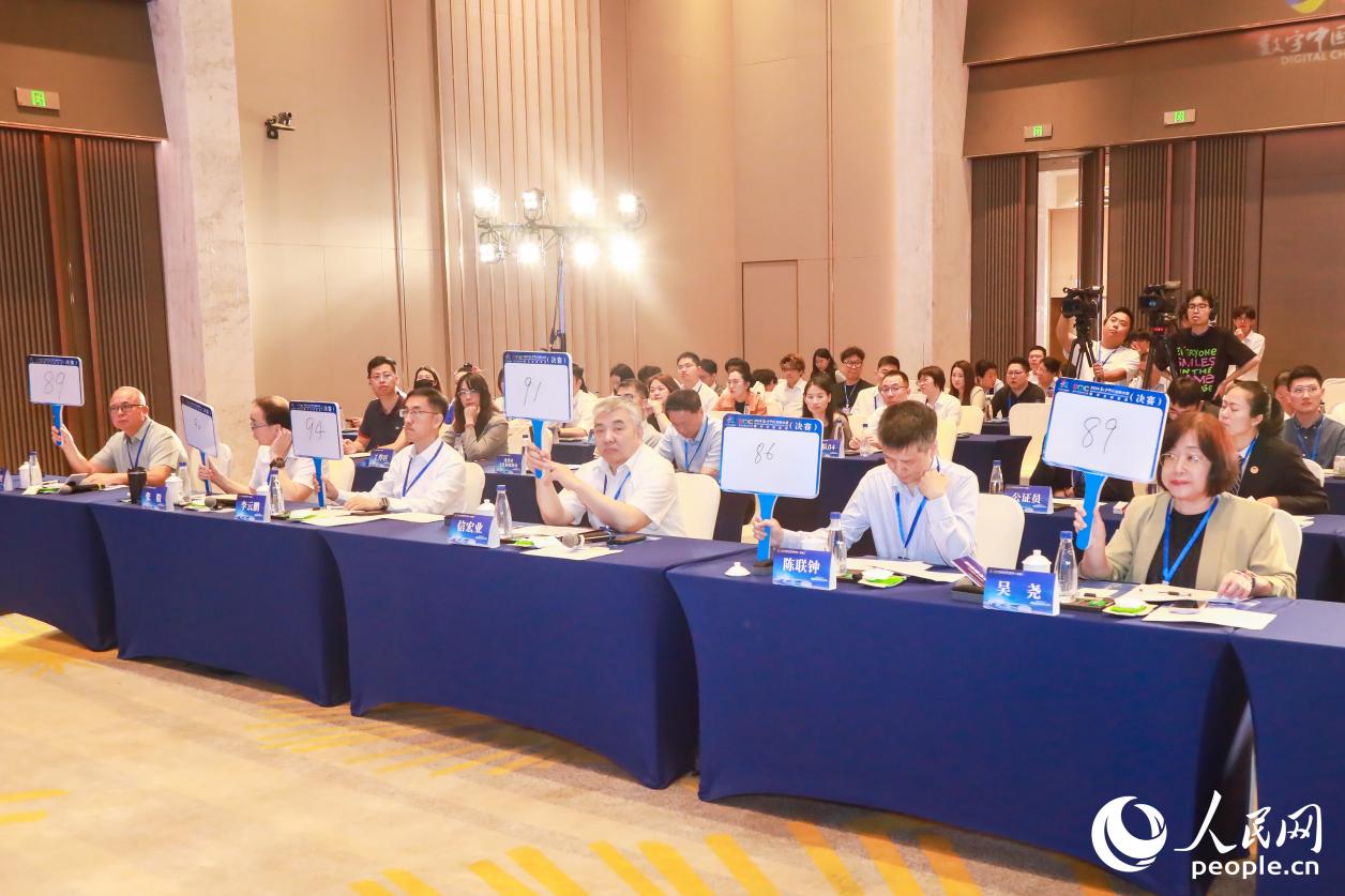 评委现场打分、亮分。人民网 陈永整摄