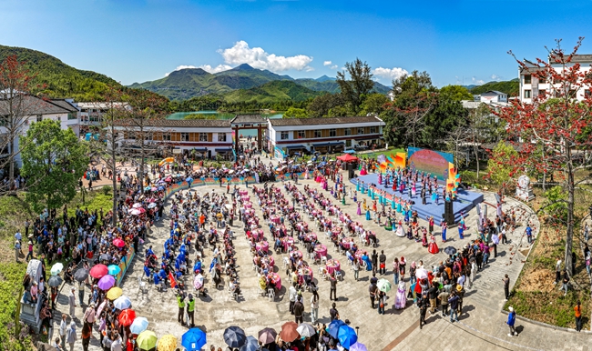 连江县小沧畲族乡迎来第三届“三月三”连马民族文化活动暨民族趣味运动会。杨柳州摄