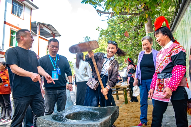市民游客体验小沧畲族乡“三月三”糍粑制作。杨柳州摄