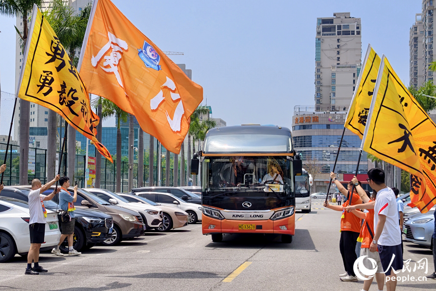 满载着“闽超”厦门队的大巴车缓缓驶入广场。人民网记者 陈博摄