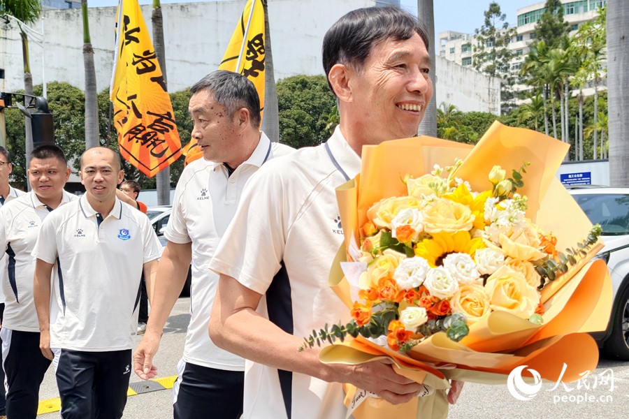 “闽超”厦门队主教练高达明手捧鲜花、笑容满面。人民网记者 陈博摄