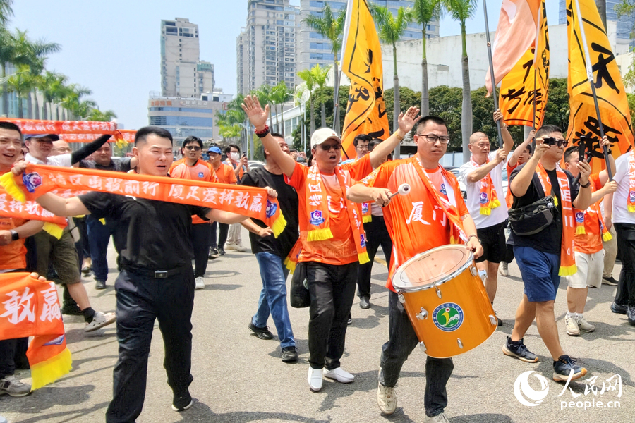 现场球迷们擂鼓欢呼，热闹非凡。人民网记者 陈博摄