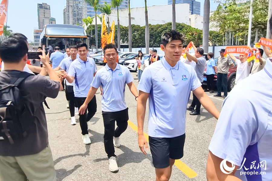厦门足球健儿们与球迷击掌。人民网记者 陈博摄