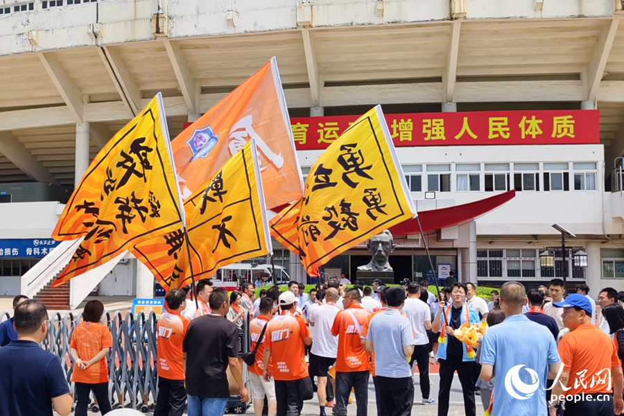 欢迎仪式现场人声鼎沸、彩旗飘扬。人民网记者 陈博摄