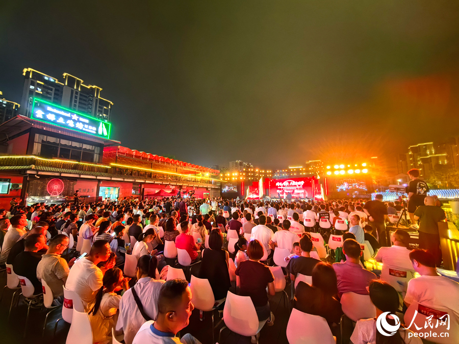 比赛吸引许多观众前来观看。人民网 苏海森摄