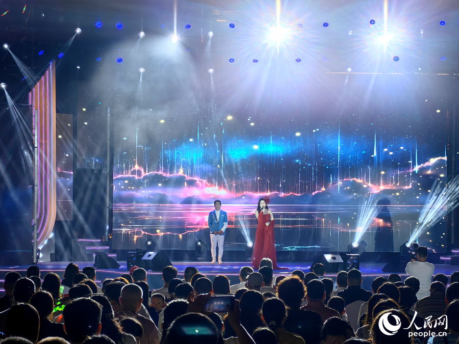 选手在比赛中倾情演唱。人民网 苏海森摄