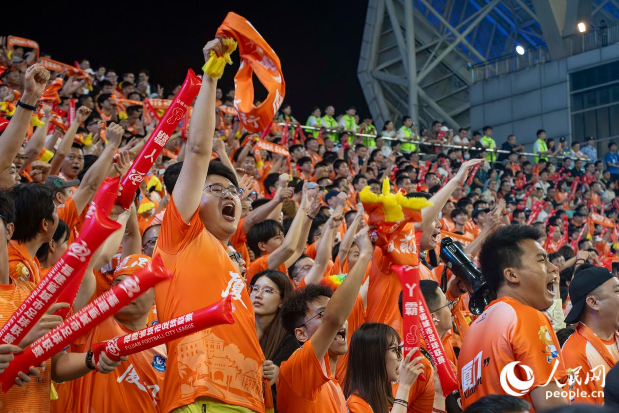 观众席的球迷为球队呐喊助威。人民网 林铭贤摄