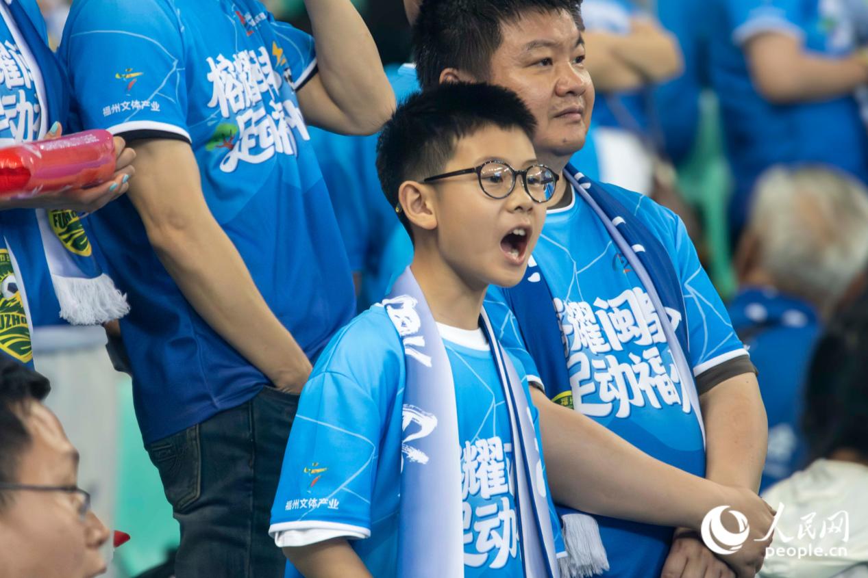 福州队的小球迷高声呼喊。人民网 林铭贤摄