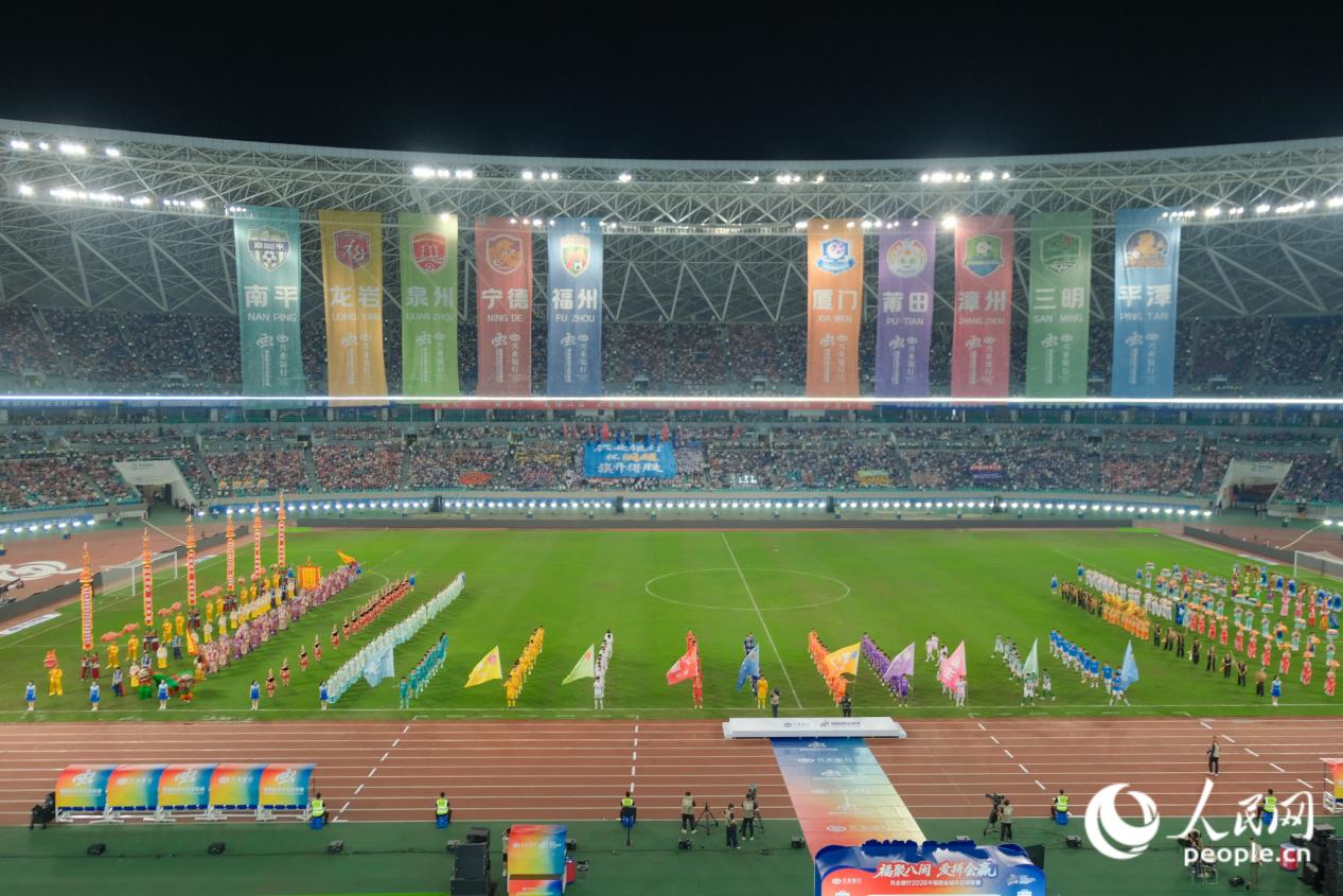 场馆上空十面城市队旗。人民网 欧阳奕奕摄