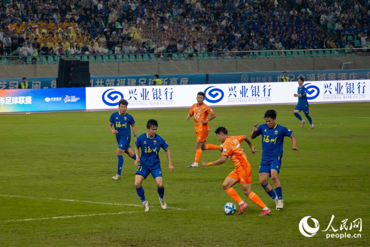 福州队与厦门队的球员们在赛场上拼搏。人民网 林铭贤摄