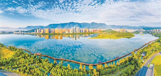 东湖之滨崛起生态宜居新城。王志凌摄