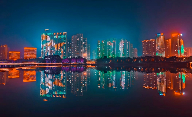 东湖夜景。卓仕尉摄