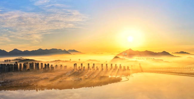 金曦沐岸。李在定摄