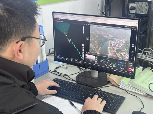 工作人员观看无人机拍摄的画面