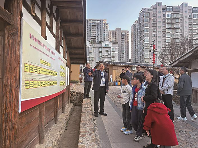 在大田“第二集美学村”，讲解员为游客讲述学村故事。大田县融媒体中心供图