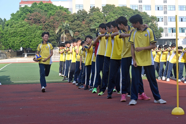 惠华中学初、高三学子们正在进行鲤鱼过龙门趣味游戏