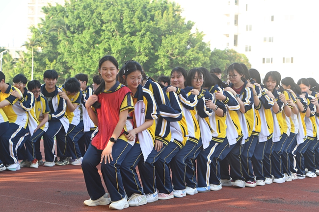 惠华中学初、高三学子们正在进行趣味游戏释放压力