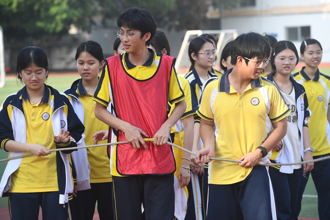 惠华中学初、高三学子们正在进行生命动力圈趣味游戏