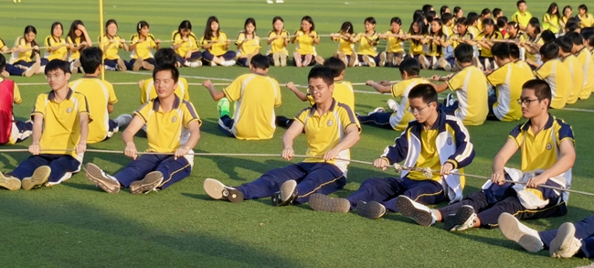 学子们全身心投入趣味游戏中