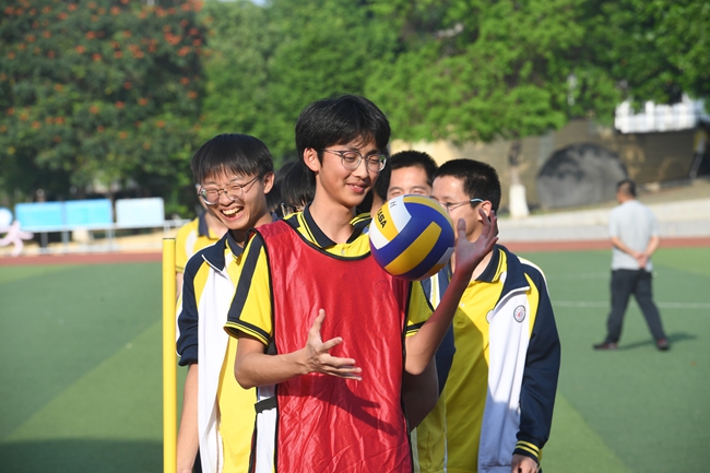 惠华中学趣味活动场上，学子们热情洋溢，充满欢声笑语