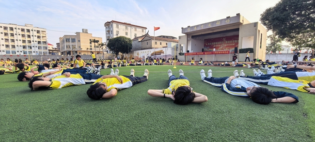 学子们在老师的带领下尝试让身心放松下来，感受悠闲的状态