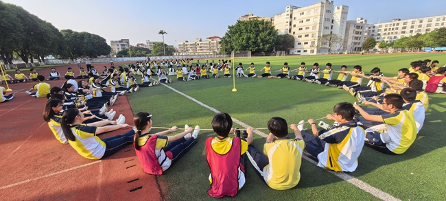 学子们正在进行生命动力圈趣味活动，以充足的游戏乐趣为紧张的备考解压