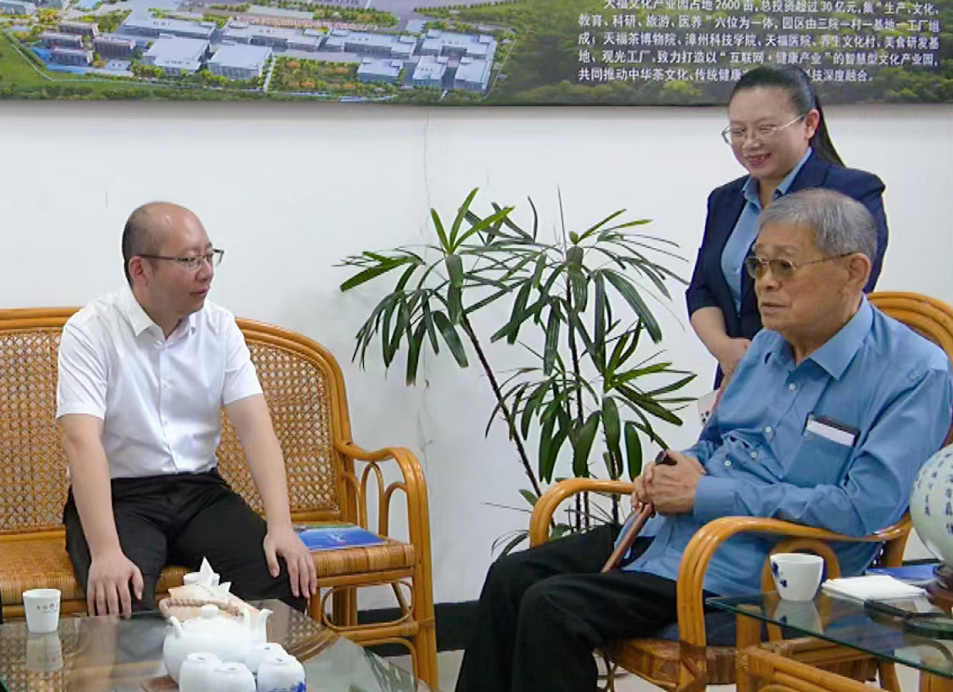 远洋（左）与李瑞河（右）交流。诏安县委宣传部供图