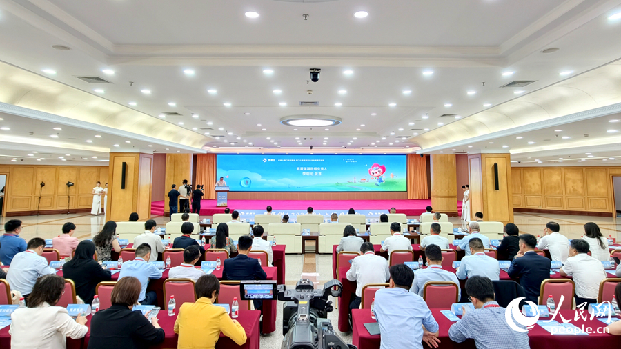 “惠厦保”项目组负责人解读产品升级亮点。人民网记者 陈博摄