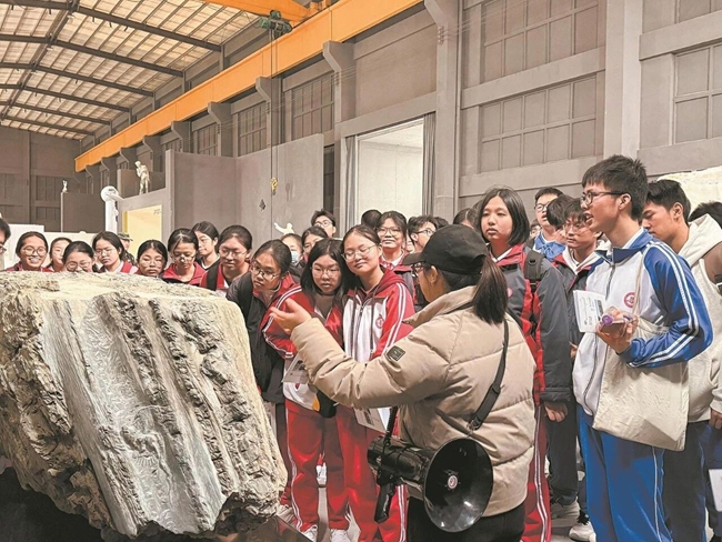 学生参观石雕企业，观摩石雕作品