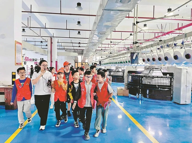 学生参观校服企业生产车间